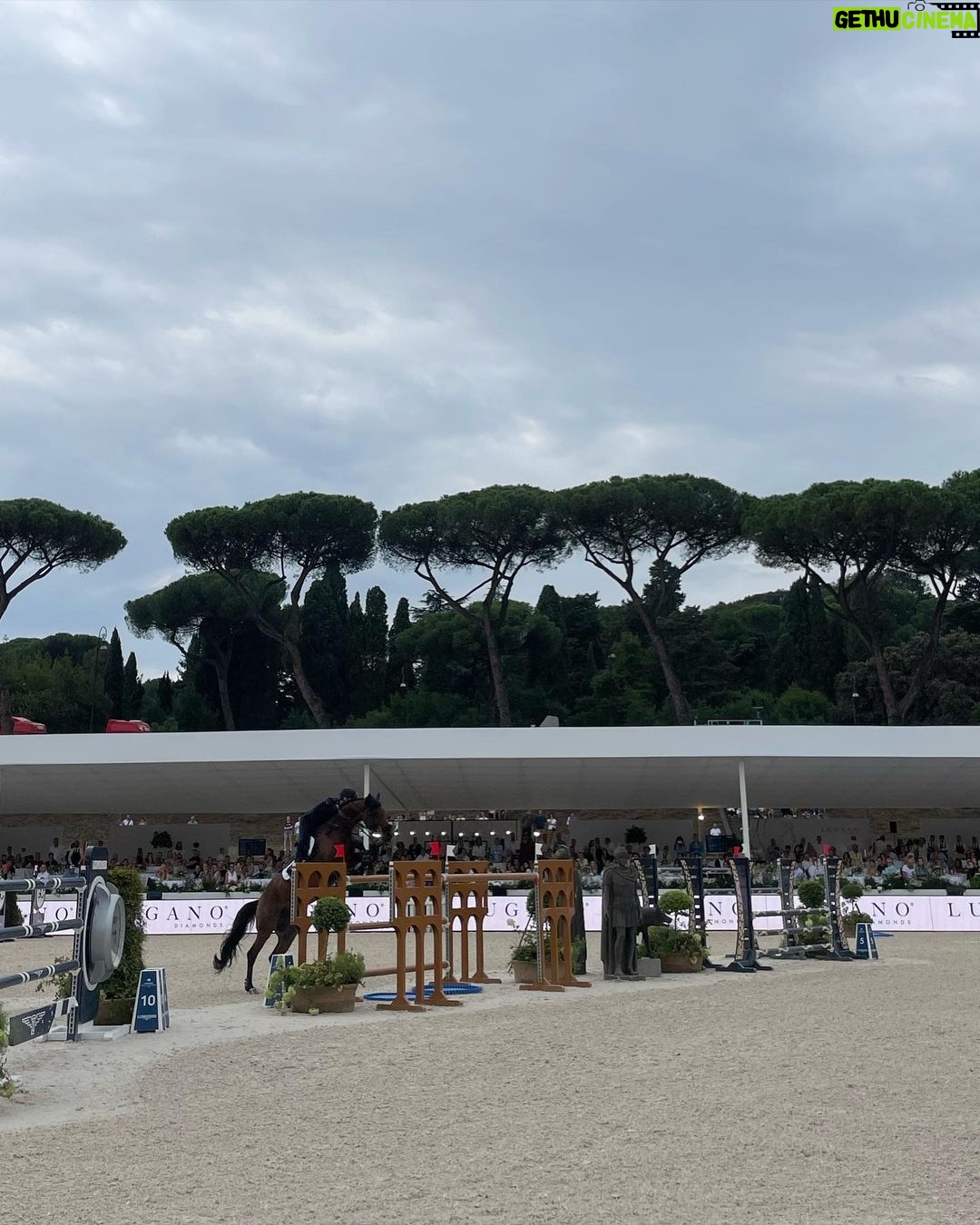 Giulia Mizzoni Instagram - In pochi lo sanno ma ho una grande passione per gli animali, oggi sono andata a trovare @saveahorseitalia che ha dei progetti speciali per il recupero dei cavalli ma anche per migliorare le aspettative dei ragazzi che si affidano alla sua formazione. Magari un giorno avrò il privilegio di raccontarvi altro, per ora mi limito a contribuire a questa realtà facendovela conoscere! #horse #familytime #longinesglobalchampionstour #cavalli #savehorses #family #love Circo Massimo