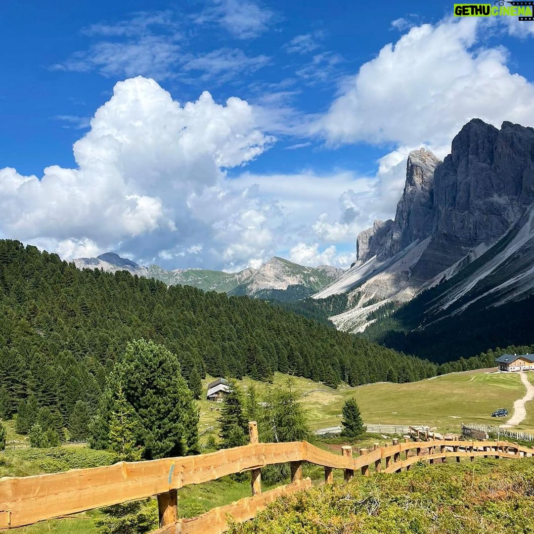 Giulia Mizzoni Instagram - Un po’ di relax tra mare e montagna con le mie persone del cuore❤️ Voi quale preferite? 🌊o ⛰️? #summer #family #familytime #realestate #mountains #famigliainviaggio #mare #blumare #relax #timetorelax #summervibes