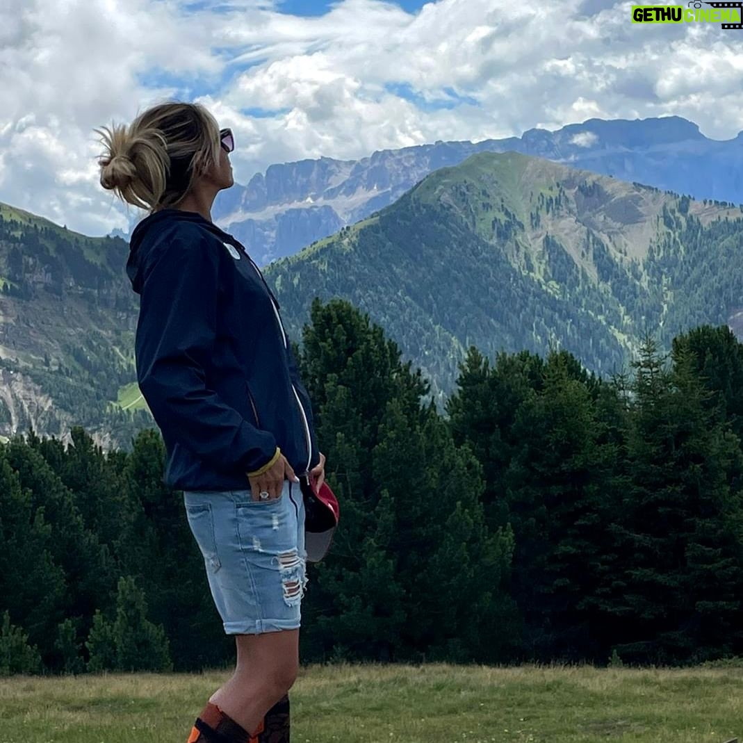 Giulia Mizzoni Instagram - La mia amata Ortisei ⛰ e un pochino di #familytime❤️ Voi dove state? #montagna #passeggiata #passeggiatainfamiglia #passeggiatainmontagna #family #familytime #familytrip #estateinmontagna #freddo #summer #summertime Ortisei, Italy