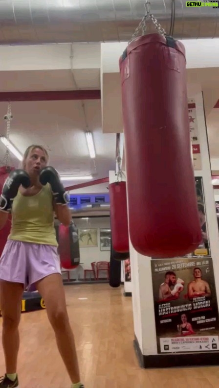 Giulia Mizzoni Instagram - Chi come me ha i sensi di colpa in modalità 🔛? Ci credo un sacco 🥊💪🏻🤣 #trainhardapparel #trainhardeveryday #trainhardcore #trainhardfuelharder #boxen #trainhardfit #boxermix #tagify_app #boxerlover #trainhardfightharder #boxetraining #boxeur #trainhardplayhard #boxerclub #boxeroftheday #trainharder KB Gym