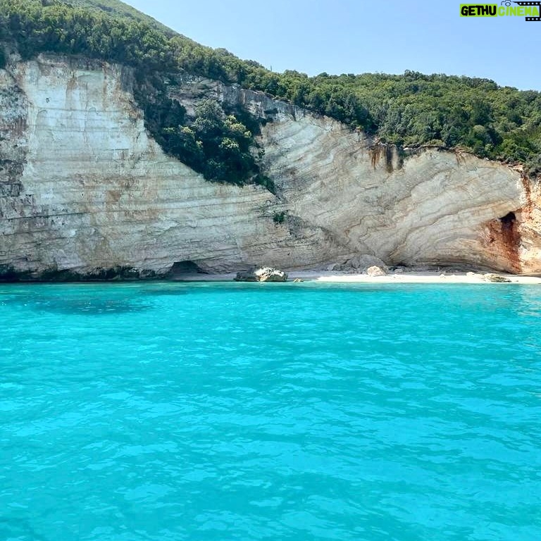 Giulia Mizzoni Instagram - Un posto del cuore con le mie persone del cuore ❤️ Cefalonia Grecia