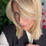 Giulia Mizzoni Instagram - Ho cambiato look più volte ma ho capito nel tempo che l'importante non è altro che sentirsi bene con se stessi a prescindere dal taglio o dal colore e Luigi ormai sa come farmi sentire bene! Ieri in tanti mi avete ricordato il mio look da mora e il taglio netto che diedi con il mio primo caschetto! In molte vi siete chieste chi sia l'artefice di questo biondo così bello e qualcuna mi ha chiesto se non volessi tornare mora... Oggi sono tornata dal mio angelo custode che mi ha proposto un cambio sulla piega, vi mostro una parte del lavoro che fa sui miei capelli 🤩 Mi raccomando ricordatevi che l'importante è star bene con se stessi😍 @parrucchiereromaprati Roma Prati