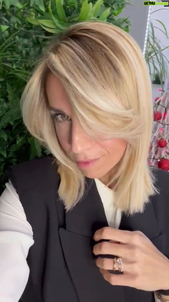 Giulia Mizzoni Instagram - Ho cambiato look più volte ma ho capito nel tempo che l'importante non è altro che sentirsi bene con se stessi a prescindere dal taglio o dal colore e Luigi ormai sa come farmi sentire bene! Ieri in tanti mi avete ricordato il mio look da mora e il taglio netto che diedi con il mio primo caschetto! In molte vi siete chieste chi sia l'artefice di questo biondo così bello e qualcuna mi ha chiesto se non volessi tornare mora... Oggi sono tornata dal mio angelo custode che mi ha proposto un cambio sulla piega, vi mostro una parte del lavoro che fa sui miei capelli 🤩 Mi raccomando ricordatevi che l'importante è star bene con se stessi😍 @parrucchiereromaprati Roma Prati
