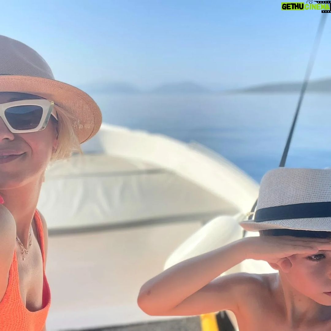 Giulia Mizzoni Instagram - Finché la barca va...🚣♀️ 🚣♂️🚤⛵️🛥 #familyfirst #familytime #familytrip #familia #family #summervibes #summertime #summerlook #estateinsieme #Grecia #greece #greecelover #greecestagram #greciaviaggi #lefkada #lefkadaisland #noi
