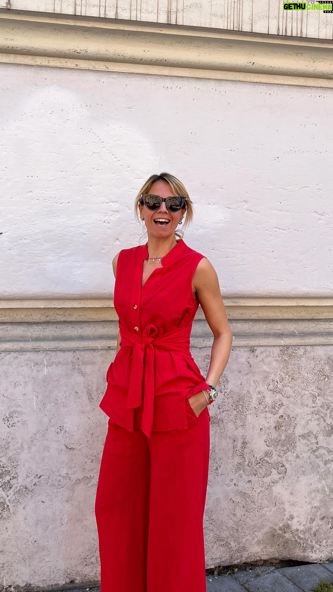 Giulia Mizzoni Instagram - Non passerai inosservata con questo coordinato corallo🪸 Colore must have di questa stagione 🫶🏻 @giuliamizzoni l’ha indossato con il nostro tronchetto open toe in vera pelle 100% Made in Italy ✨ Vieni a scoprire tutti i capi in negozio o visita il nostro sito 📲evitashop.it #reels #reelsinstagram #reelitfeelit #reelsvideo #viral #viralvideos #viralreels #viralpost #madeinitaly #leather #lino #viscosa #giuliamizzoni #fashion #fashionstyle #fashiongram #CapCut #capcutedit Evìta
