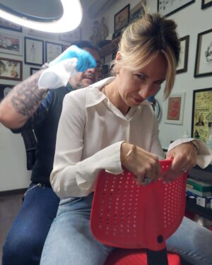 Giulia Mizzoni Instagram - Mattinata da temeraria… e di amori infiniti 𝓟𝓕 💕♾️🐾

@francesco_di.stefano_ 

Grazie @fabriziolaitattoo @st.petersinktattooshop per la pazienza e la mano da fatina 🧚😂