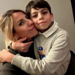 Giulia Mizzoni Instagram - Buona #giornatamondialedegliabbracci da noi, che ci abbracciamo tutti i giorni! ♥️ #abbracci #familyfirst #família #mammaefiglio #mammaepapà #familytime #abbraccio #abbracciami #winterlove #loveislove Roma, Italia / Rome, Italy