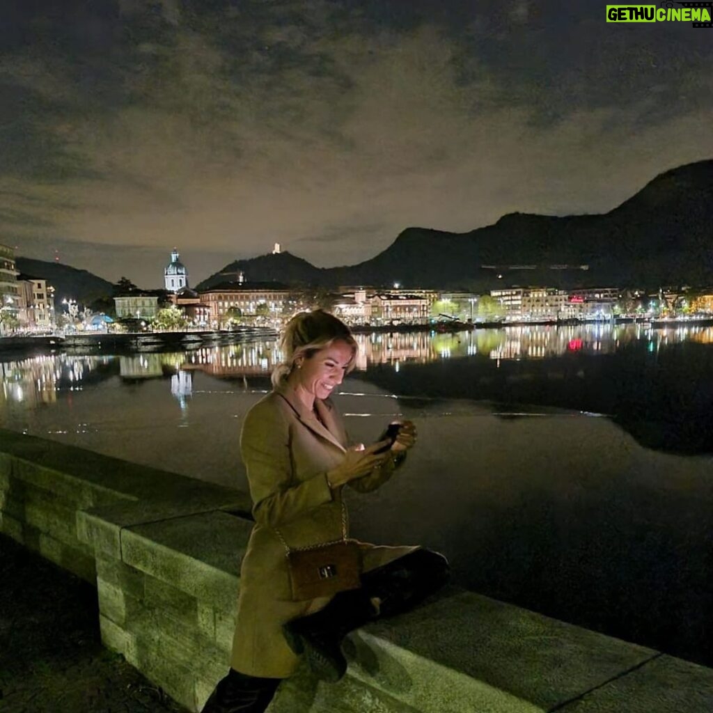 Giulia Mizzoni Instagram - @edoardo.testoni grande fotografo 📸✨ #como #lagodicomo #pic #lights #friends Como, Lago di Como
