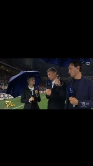 Giulia Mizzoni Instagram - Pensavate che i rischi del mestiere fossero solo le pallonate… e invece! 🤦🏻‍♀️☔️😂

Grazie @fabiocannavaroofficial per non aver detto nulla, sei un signore. Non mi sarei mai perdonata un danno permanente a un campione del mondo! 🙏🏻 Che goffa! 

@striscialanotizia, sapevo che dopo la “serata ombrelli” non l’avrei scampata! 😂

#milannapoli 
#championsleague 
#ucl
#prime
#striscialanotizia