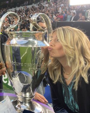 Giulia Mizzoni Instagram - I baci, quelli belli… 😙🏆

#memories
#kiss
#kisses
#championsleague 
#copa 
#realmancity 
#semifinal 
#lovemyjob