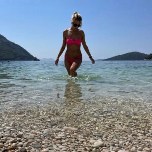 Giulia Mizzoni Instagram - Postcards from Lefkada.

Grazie a tutti per avermi consigliato delle chicchette al di fuori del trambusto turistico!🌊

#timetorelax #blumare #instadaily #picoftheday #vacanza #mare #summer #famiglia  #famigliainviaggio #grecia #lefkadaisland #greece #family #familytime #familyfirst