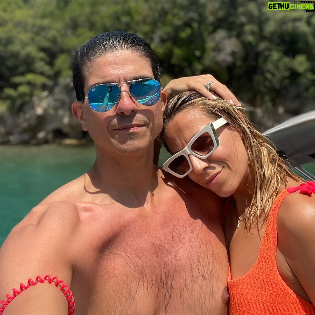 Giulia Mizzoni Instagram - Finché la barca va...🚣♀️ 🚣♂️🚤⛵️🛥 #familyfirst #familytime #familytrip #familia #family #summervibes #summertime #summerlook #estateinsieme #Grecia #greece #greecelover #greecestagram #greciaviaggi #lefkada #lefkadaisland #noi
