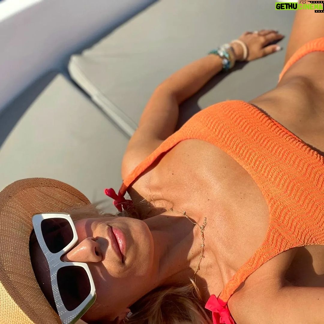 Giulia Mizzoni Instagram - Finché la barca va...🚣♀️ 🚣♂️🚤⛵️🛥 #familyfirst #familytime #familytrip #familia #family #summervibes #summertime #summerlook #estateinsieme #Grecia #greece #greecelover #greecestagram #greciaviaggi #lefkada #lefkadaisland #noi
