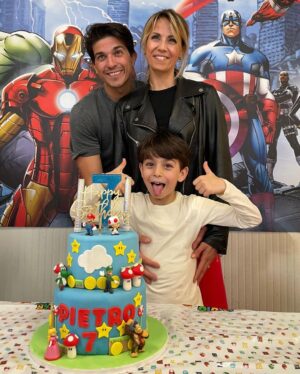 Giulia Mizzoni Instagram - Direi che abbiamo festeggiato 
7️⃣🎂💙

@francesco_di.stefano_ 
@sylviadistefano 
@carola_siniscalchi