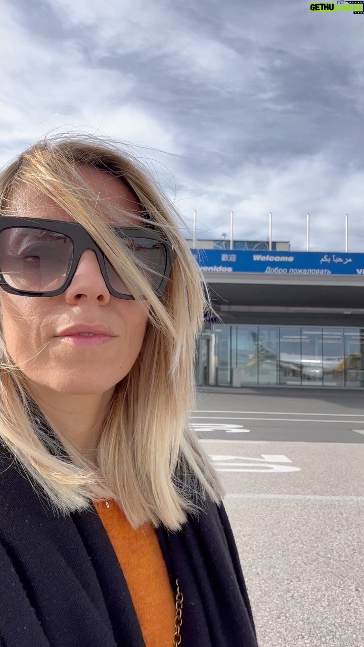 Giulia Mizzoni Instagram - Salisburgo - MD 4 Fredda, accogliente, visitabile in 2 ore. Basteranno per pranzare con una Wiener Schnitzel e far merenda all’Hotel Sacher. Per digerire passeggiatina per le strade piene di negozi tipici e di souvenir. Menzione speciale per l’Inter che torna con la qualificazione agli ottavi di #championsleague già alla quarta giornata (non accadeva dal 2004), per Lautaro che riposa per buona parte del match e poi lo decide su rigore (14esimo gol in 15 partite). Per Thuram che si conferma tanta roba e Bisseck che si svela su un palcoscenico come la Champions. E ovviamente per Simone Inzaghi, che senza 4 titolarissimi, accetta il rischio di soffrire e testa il livello di un’Inter che sta imparando a vincere anche di “corto muso”. Il processo di maturazione passa anche da vittorie così. Ci vediamo il 29 novembre a Madrid per Real-Napoli! 🏆⚽️❤️ #salisburgointer #champions #solosuprime #football #job #lovemyjob #salzburg #österreich #travelblogger Salzburg, Austria