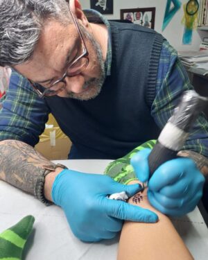 Giulia Mizzoni Instagram - Mattinata da temeraria… e di amori infiniti 𝓟𝓕 💕♾️🐾

@francesco_di.stefano_ 

Grazie @fabriziolaitattoo @st.petersinktattooshop per la pazienza e la mano da fatina 🧚😂