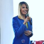Giulia Mizzoni Instagram - Quando mi chiedono di parlare del mio lavoro, di sogni e di giovani calciatori 😁💚 Grazie @selisenea, @torneomondialemanlioselis per questa splendida giornata e per il graditissimo premio 🙏🏻 Grazie anche a te, @alessandro_alciato che fai sempre il tifo per me! A modo tuo 😂❤️ #lovemyjob #dreams #young #football #sardegna Porto Cervo - Sardegna