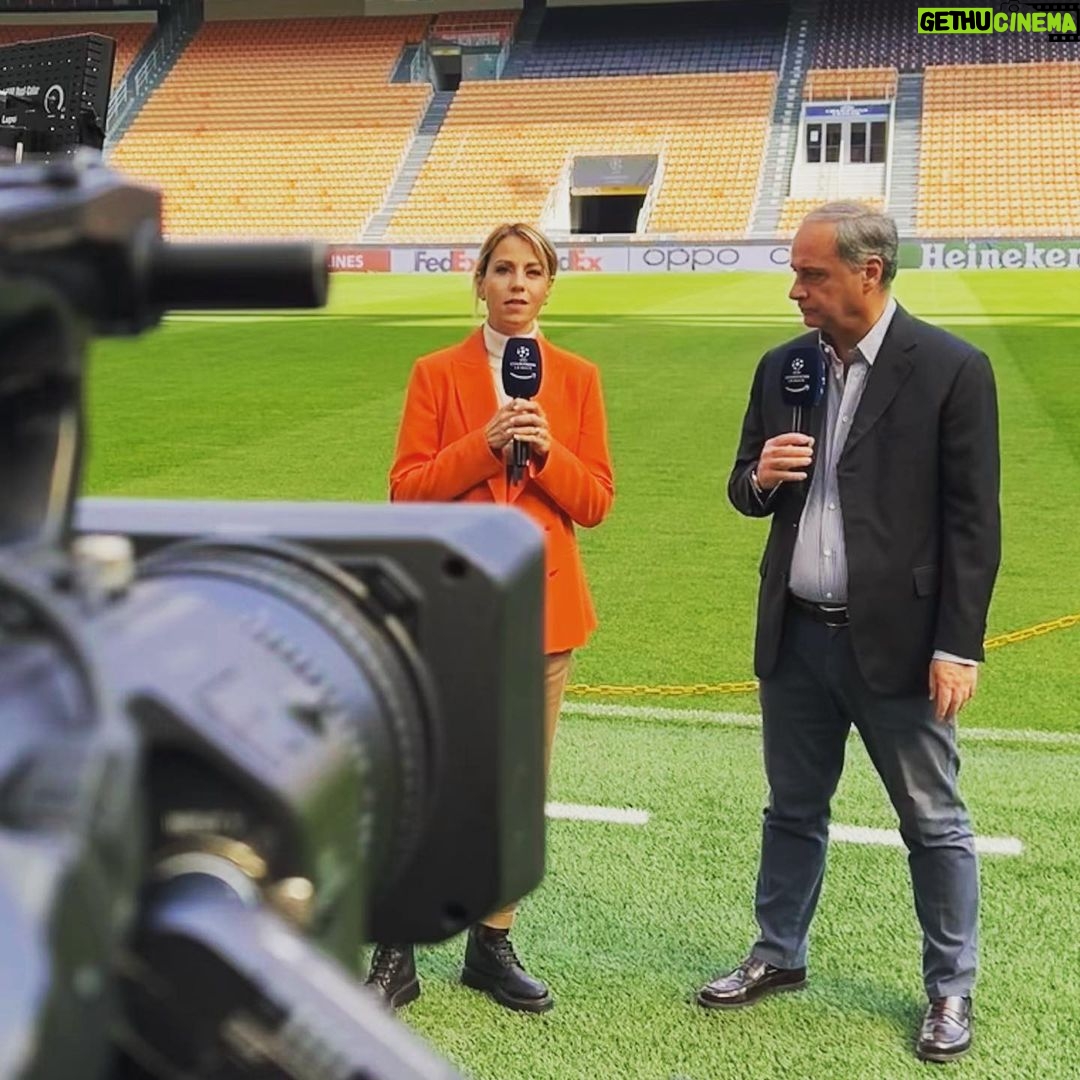 Giulia Mizzoni Instagram - 18 anni dopo torna un derby italiano in #Champions. E ve lo racconteremo noi, domani dalle 19.30, SOLO su @primevideosportit. #milannapoli è già nella storia e ci ricorda la storia: le grandi sfide del passato, la voglia di tornare grandi oggi. E un copione tutto da scrivere! Non vediamo l’ora!🤩🏆♥️ #milannapoli #ucl #quarterfinals #lovemyjob Milano Stadio San Siro