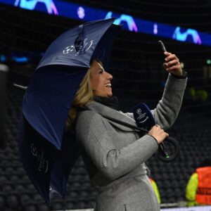 Giulia Mizzoni Instagram - -1 a #napolieintracht… 
aspettative clima vs (probabile) realtà ☔️😩😂

#napolieintracht 
#championsleague 
#ucl 
#rain 
#sun
#job
#lovemyjob 
#smile