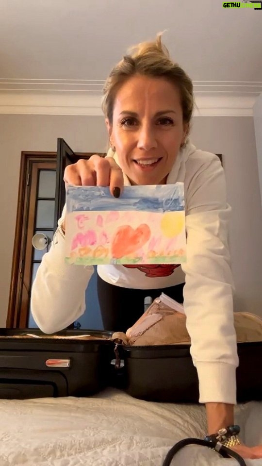 Giulia Mizzoni Instagram - Cosa non può mai mancare nella valigia di una mamma? 👇 Io non parto mai senza questo disegno che mi ha dedicato Pietro qualche tempo fa! E voi cosa portate in valigia per affrontare l'effetto #nostalgiadicasa ❓️ 😇 andate a curiosare fra le stories se volete vedere cos'altro ho messo in valigia per andare a #parigi domani✨️ #mammeincarriera #mammeinviaggio #workhardforfamily #familynostalgia #parigièsempreparigi Roma, Italia / Rome, Italy