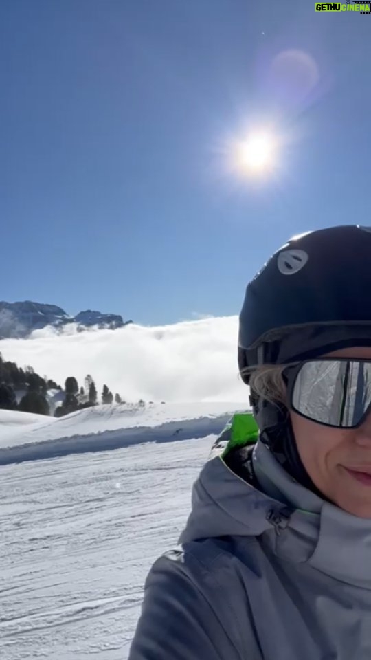 Giulia Mizzoni Instagram - Il mio 3 Gennaio in un #reelvideo❤ com'è iniziato il vostro 2024? #sci #sciarechepassione #sciare #dolomites #dolomitiamo #dolomiti #dolomitisuperski #familytime #familytrip #familytravelblog #reelsinstagram #reelviralvideo❤️