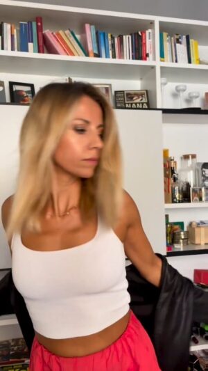 Giulia Mizzoni Instagram - La mia beauty routine ripresa da Pietro con la collaborazione di @francescod.stefano 💕

#beautyroutine #morning #beauty #momlife
