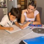 Giulia Mizzoni Instagram - Il lunedì pomeriggio come piace a noi! Ormai con Pietro abbiamo un appuntamento fisso per fare i compiti.📚 E voi? Quale è la vostra routine? #family #compiti #lunedi #homework #familytime