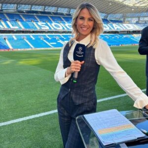 Giulia Mizzoni Instagram - Come speravi che andasse ➡️ 
Come realmente è andata 🤦🏻‍♀️☔️😂

È tornata la stagione delle piogge e, come sempre, l’ho portata io! 

#potrebbepiovere 
#dortmund 
#borussiadortmund 
#milan 
#championsleague 
#job 
#lovemyjob 
#happy 
#grateful