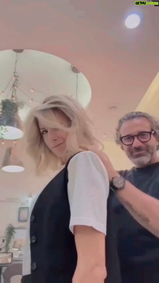 Giulia Mizzoni Instagram - Non è un hair Stylist… è un angelo custode! 😇 Entrata con 3 metri di ricrescita (cattivissima me!), uscita col solito biondo atomico di @luigiscolaro.stylist 🥰 che dire: se non ci fosse bisognerebbe inventarlo 🫠✨🙏🏻 Grazie❣️ #hair #blondehair #blonde #blondme #hairstylist #angel #myangel Prati, Rome, Italy
