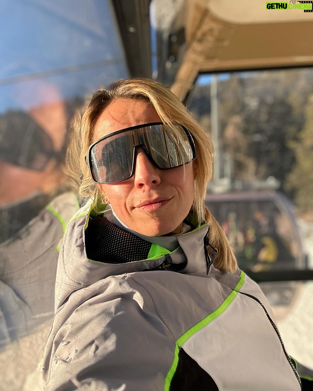 Giulia Mizzoni Instagram - Grata 🙏🏻🩵🏔️🎿❄️ Ortisei, Italy
