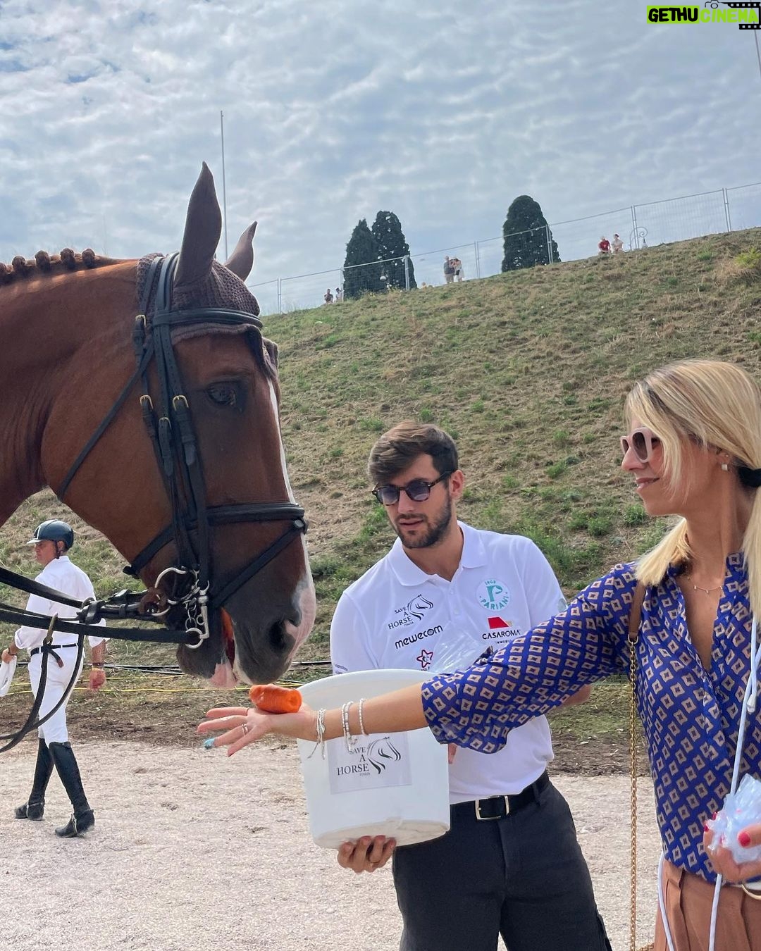 Giulia Mizzoni Instagram - In pochi lo sanno ma ho una grande passione per gli animali, oggi sono andata a trovare @saveahorseitalia che ha dei progetti speciali per il recupero dei cavalli ma anche per migliorare le aspettative dei ragazzi che si affidano alla sua formazione. Magari un giorno avrò il privilegio di raccontarvi altro, per ora mi limito a contribuire a questa realtà facendovela conoscere! #horse #familytime #longinesglobalchampionstour #cavalli #savehorses #family #love Circo Massimo