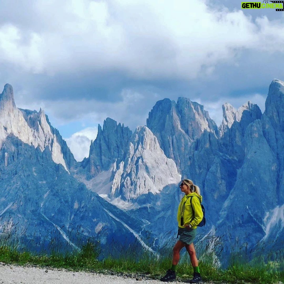 Giulia Mizzoni Instagram - Un po’ di relax tra mare e montagna con le mie persone del cuore❤️ Voi quale preferite? 🌊o ⛰️? #summer #family #familytime #realestate #mountains #famigliainviaggio #mare #blumare #relax #timetorelax #summervibes