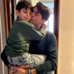 Giulia Mizzoni Instagram - Buona #giornatamondialedegliabbracci da noi, che ci abbracciamo tutti i giorni! ♥️ #abbracci #familyfirst #família #mammaefiglio #mammaepapà #familytime #abbraccio #abbracciami #winterlove #loveislove Roma, Italia / Rome, Italy