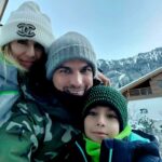 Giulia Mizzoni Instagram - Buona #giornatamondialedegliabbracci da noi, che ci abbracciamo tutti i giorni! ♥️ #abbracci #familyfirst #família #mammaefiglio #mammaepapà #familytime #abbraccio #abbracciami #winterlove #loveislove Roma, Italia / Rome, Italy