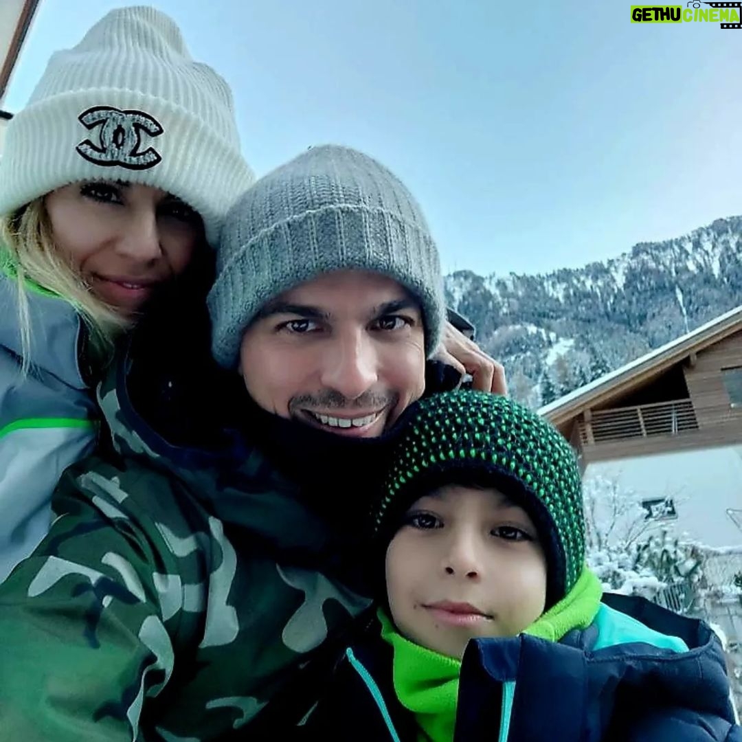 Giulia Mizzoni Instagram - Buona #giornatamondialedegliabbracci da noi, che ci abbracciamo tutti i giorni! ♥️ #abbracci #familyfirst #família #mammaefiglio #mammaepapà #familytime #abbraccio #abbracciami #winterlove #loveislove Roma, Italia / Rome, Italy