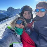 Giulia Mizzoni Instagram - Ciao Ortisei del mio cuore 🩵 Mi riempi sempre l’anima (e la pancia 🤪) di tutto ciò di cui non potrei fare a meno. Quando siamo insieme sono felicemente spettinata, incredibilmente coordinata (solo sugli sci 😂), continuamente commossa dalla tua bellezza 🥲 È sempre un’emozione e un enorme privilegio. Anche questo senso di malinconia che mi accompagnerà per qualche giorno e ogni volta che guarderò una foto… ma sempre dolce sarà l’attesa di tornare. Grazie per questi giorni splendidi con la mia famiglia. Grazie a mio papà che mi ha trasmesso l’amore per la montagna, che ci sia la neve o le vallate verdi e l’odore di funghi nei boschi🌲🏔️ Grazie a mio marito @francescod.stefano che ha imparato a condividere tutto questo con me e ora non può farne a meno! 😏 Grazie a Pietro che coltiva ogni anno di più questo stesso amore. A presto ❤️ Ortisei - Val Gardena - Dolomites