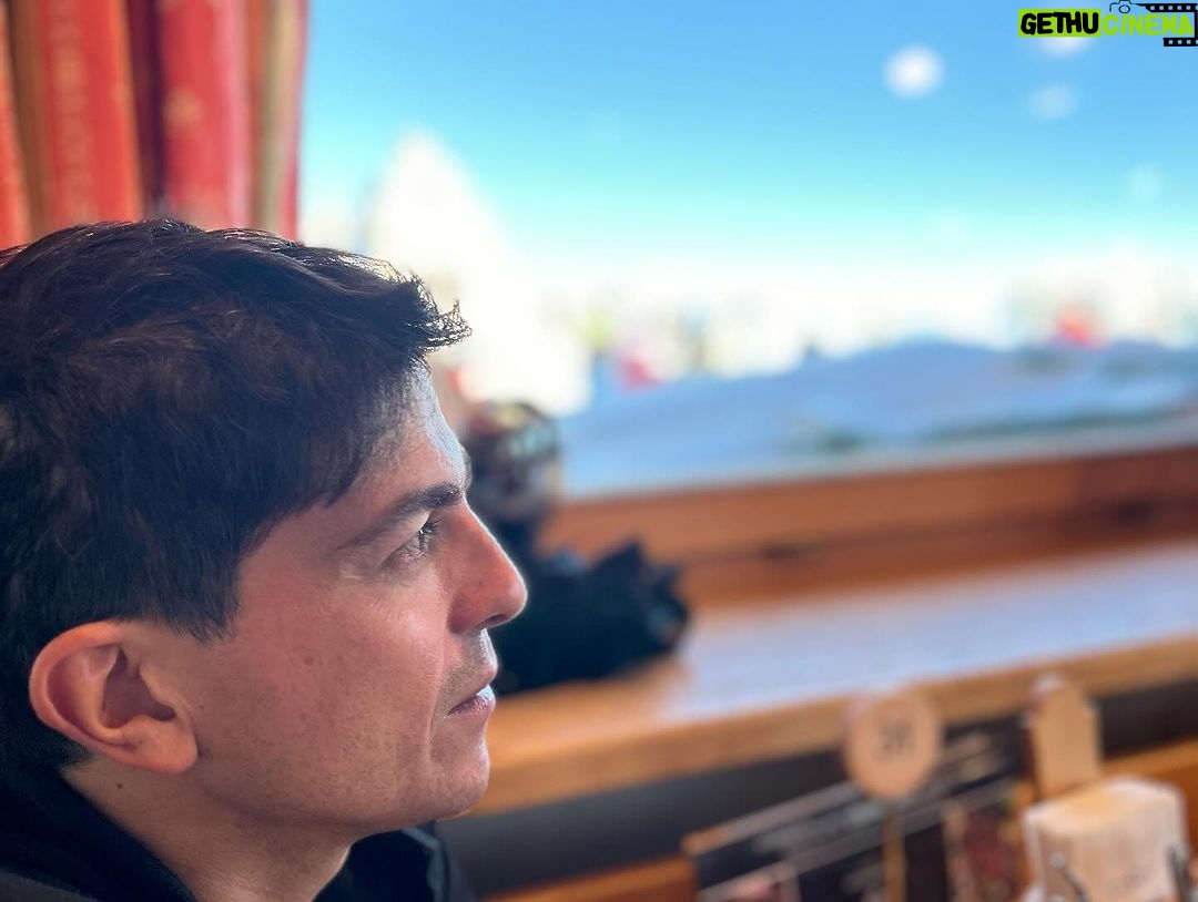 Giulia Mizzoni Instagram - Ciao Ortisei del mio cuore 🩵 Mi riempi sempre l’anima (e la pancia 🤪) di tutto ciò di cui non potrei fare a meno. Quando siamo insieme sono felicemente spettinata, incredibilmente coordinata (solo sugli sci 😂), continuamente commossa dalla tua bellezza 🥲 È sempre un’emozione e un enorme privilegio. Anche questo senso di malinconia che mi accompagnerà per qualche giorno e ogni volta che guarderò una foto… ma sempre dolce sarà l’attesa di tornare. Grazie per questi giorni splendidi con la mia famiglia. Grazie a mio papà che mi ha trasmesso l’amore per la montagna, che ci sia la neve o le vallate verdi e l’odore di funghi nei boschi🌲🏔️ Grazie a mio marito @francescod.stefano che ha imparato a condividere tutto questo con me e ora non può farne a meno! 😏 Grazie a Pietro che coltiva ogni anno di più questo stesso amore. A presto ❤️ Ortisei - Val Gardena - Dolomites