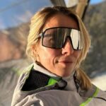 Giulia Mizzoni Instagram - Ciao Ortisei del mio cuore 🩵 Mi riempi sempre l’anima (e la pancia 🤪) di tutto ciò di cui non potrei fare a meno. Quando siamo insieme sono felicemente spettinata, incredibilmente coordinata (solo sugli sci 😂), continuamente commossa dalla tua bellezza 🥲 È sempre un’emozione e un enorme privilegio. Anche questo senso di malinconia che mi accompagnerà per qualche giorno e ogni volta che guarderò una foto… ma sempre dolce sarà l’attesa di tornare. Grazie per questi giorni splendidi con la mia famiglia. Grazie a mio papà che mi ha trasmesso l’amore per la montagna, che ci sia la neve o le vallate verdi e l’odore di funghi nei boschi🌲🏔️ Grazie a mio marito @francescod.stefano che ha imparato a condividere tutto questo con me e ora non può farne a meno! 😏 Grazie a Pietro che coltiva ogni anno di più questo stesso amore. A presto ❤️ Ortisei - Val Gardena - Dolomites