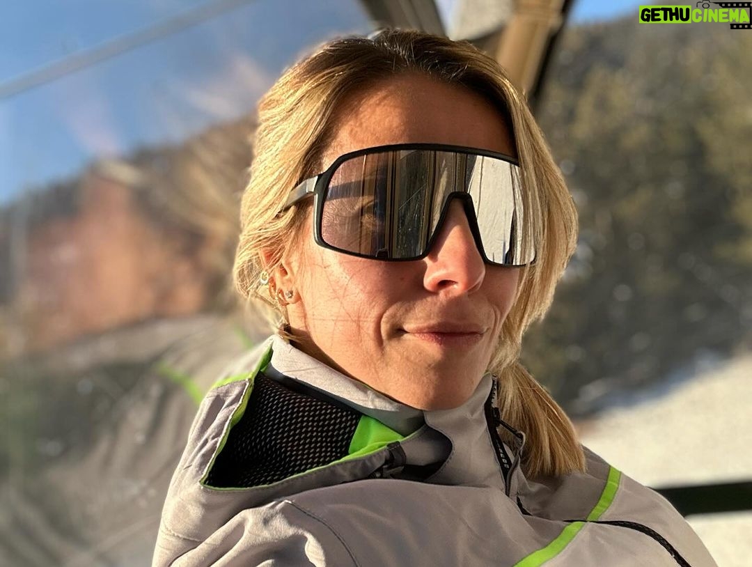 Giulia Mizzoni Instagram - Ciao Ortisei del mio cuore 🩵 Mi riempi sempre l’anima (e la pancia 🤪) di tutto ciò di cui non potrei fare a meno. Quando siamo insieme sono felicemente spettinata, incredibilmente coordinata (solo sugli sci 😂), continuamente commossa dalla tua bellezza 🥲 È sempre un’emozione e un enorme privilegio. Anche questo senso di malinconia che mi accompagnerà per qualche giorno e ogni volta che guarderò una foto… ma sempre dolce sarà l’attesa di tornare. Grazie per questi giorni splendidi con la mia famiglia. Grazie a mio papà che mi ha trasmesso l’amore per la montagna, che ci sia la neve o le vallate verdi e l’odore di funghi nei boschi🌲🏔️ Grazie a mio marito @francescod.stefano che ha imparato a condividere tutto questo con me e ora non può farne a meno! 😏 Grazie a Pietro che coltiva ogni anno di più questo stesso amore. A presto ❤️ Ortisei - Val Gardena - Dolomites
