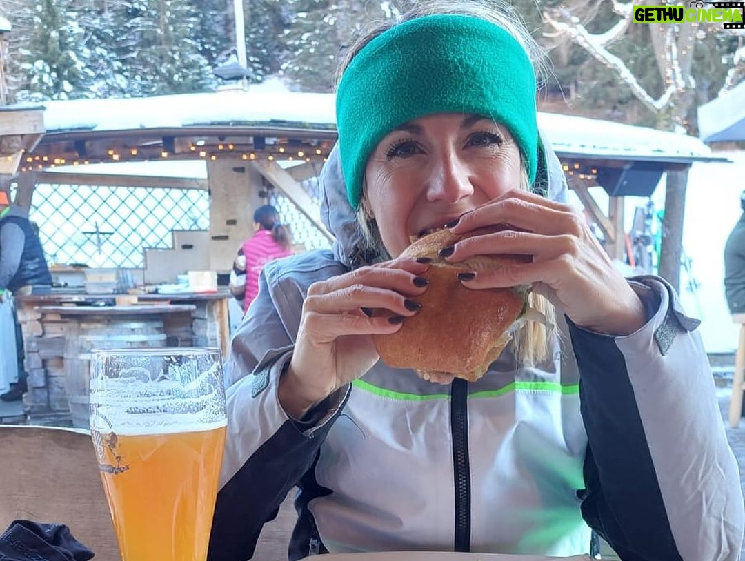 Giulia Mizzoni Instagram - Ciao Ortisei del mio cuore 🩵 Mi riempi sempre l’anima (e la pancia 🤪) di tutto ciò di cui non potrei fare a meno. Quando siamo insieme sono felicemente spettinata, incredibilmente coordinata (solo sugli sci 😂), continuamente commossa dalla tua bellezza 🥲 È sempre un’emozione e un enorme privilegio. Anche questo senso di malinconia che mi accompagnerà per qualche giorno e ogni volta che guarderò una foto… ma sempre dolce sarà l’attesa di tornare. Grazie per questi giorni splendidi con la mia famiglia. Grazie a mio papà che mi ha trasmesso l’amore per la montagna, che ci sia la neve o le vallate verdi e l’odore di funghi nei boschi🌲🏔️ Grazie a mio marito @francescod.stefano che ha imparato a condividere tutto questo con me e ora non può farne a meno! 😏 Grazie a Pietro che coltiva ogni anno di più questo stesso amore. A presto ❤️ Ortisei - Val Gardena - Dolomites