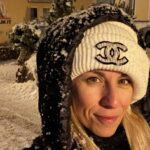 Giulia Mizzoni Instagram - Ciao Ortisei del mio cuore 🩵 Mi riempi sempre l’anima (e la pancia 🤪) di tutto ciò di cui non potrei fare a meno. Quando siamo insieme sono felicemente spettinata, incredibilmente coordinata (solo sugli sci 😂), continuamente commossa dalla tua bellezza 🥲 È sempre un’emozione e un enorme privilegio. Anche questo senso di malinconia che mi accompagnerà per qualche giorno e ogni volta che guarderò una foto… ma sempre dolce sarà l’attesa di tornare. Grazie per questi giorni splendidi con la mia famiglia. Grazie a mio papà che mi ha trasmesso l’amore per la montagna, che ci sia la neve o le vallate verdi e l’odore di funghi nei boschi🌲🏔️ Grazie a mio marito @francescod.stefano che ha imparato a condividere tutto questo con me e ora non può farne a meno! 😏 Grazie a Pietro che coltiva ogni anno di più questo stesso amore. A presto ❤️ Ortisei - Val Gardena - Dolomites