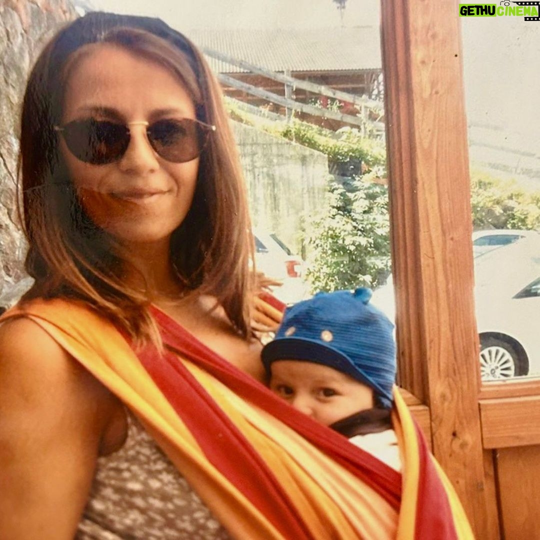 Giulia Mizzoni Instagram - 🔛Operazione nostalgia! Oggi ho trovato queste foto di noi qualche anno fa e stavo pensando a quanto sono fortunata ad avere una famiglia così ricca di amore e di entusiasmo! Voi pensate spesso a quanto è bella la vostra vita? Fatemelo sapere nei commenti! #FamilyLove #picoftheday #instadaily #love #mom #momtobe #momlife #pregnancy #family #nostalgia #famiglia