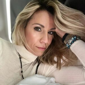 Giulia Mizzoni Instagram - ➡️ Quale delle due foto vi piace di più?

Qualcuno lo chiama lazy saturday, io meritato riposo😬 e ne approfitto per scattare un selfie e chiedervi... bianco e nero o versione colorata?

#lazysaturday #sabatosera #donnedigitali #donneromane #bwphoto #colors #calmmind