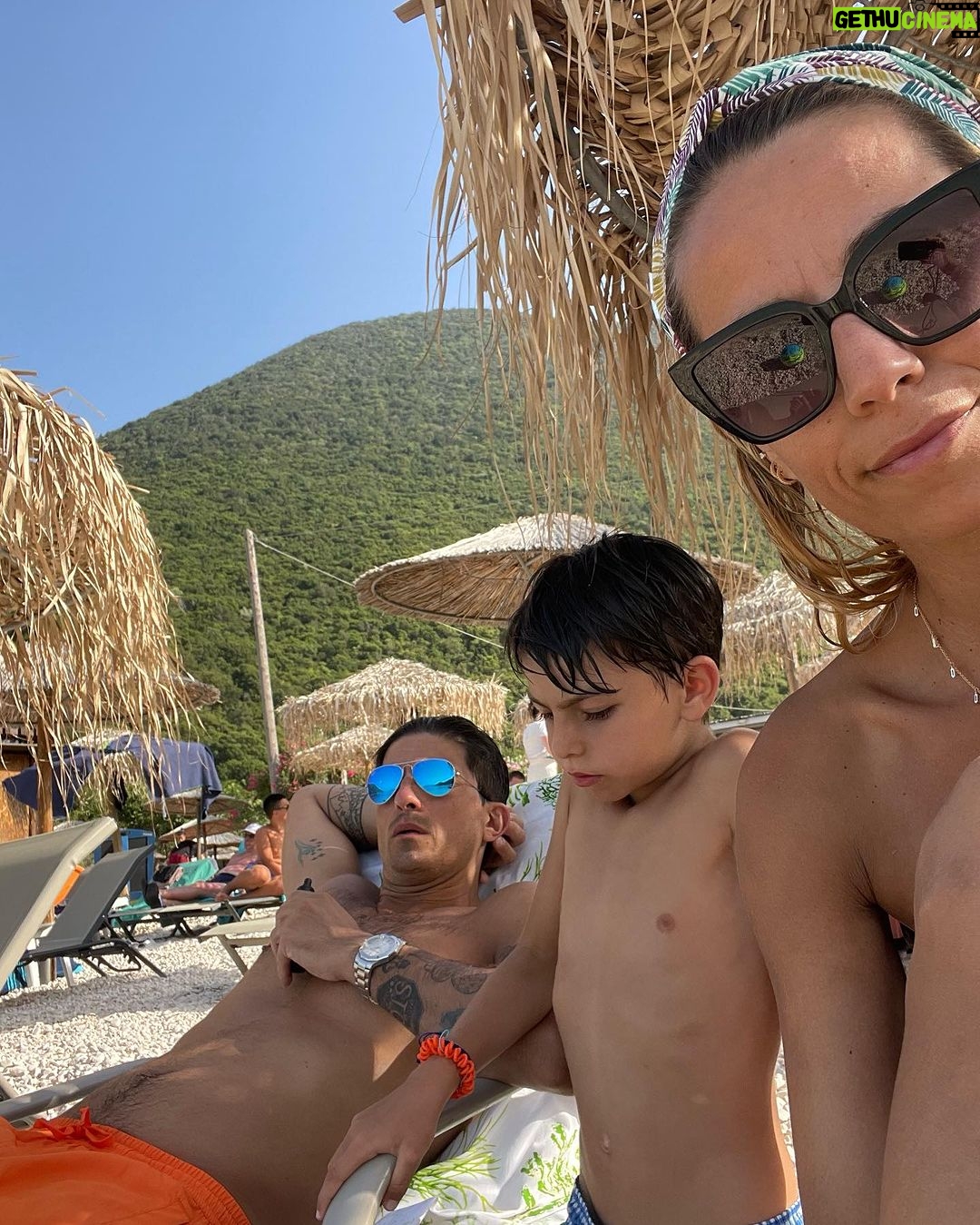 Giulia Mizzoni Instagram - 10 foto non bastano per dire tutto di te e cosa sei per noi. Ho scelto le mie preferite tra quelle scattate solo nell’ultimo anno. Per dirti, anche da lontano, buon compleanno amore. Sei un 39enne molto figo devo dire 🤪, ma soprattutto un marito e un papà che ci fa sentire speciali ogni giorno. Un privilegio averti nella mia vita. Ti amo @francescod.stefano ♥️ #buoncompleanno #amore #hb #love #family #39 #25oct Porte de Versailles