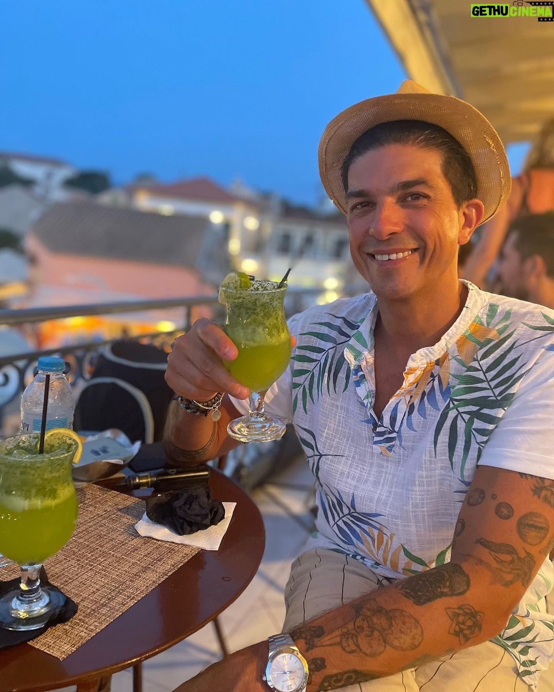 Giulia Mizzoni Instagram - 10 foto non bastano per dire tutto di te e cosa sei per noi. Ho scelto le mie preferite tra quelle scattate solo nell’ultimo anno. Per dirti, anche da lontano, buon compleanno amore. Sei un 39enne molto figo devo dire 🤪, ma soprattutto un marito e un papà che ci fa sentire speciali ogni giorno. Un privilegio averti nella mia vita. Ti amo @francescod.stefano ♥️ #buoncompleanno #amore #hb #love #family #39 #25oct Porte de Versailles
