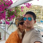 Giulia Mizzoni Instagram - 10 foto non bastano per dire tutto di te e cosa sei per noi. Ho scelto le mie preferite tra quelle scattate solo nell’ultimo anno. Per dirti, anche da lontano, buon compleanno amore. Sei un 39enne molto figo devo dire 🤪, ma soprattutto un marito e un papà che ci fa sentire speciali ogni giorno. Un privilegio averti nella mia vita. Ti amo @francescod.stefano ♥️ #buoncompleanno #amore #hb #love #family #39 #25oct Porte de Versailles