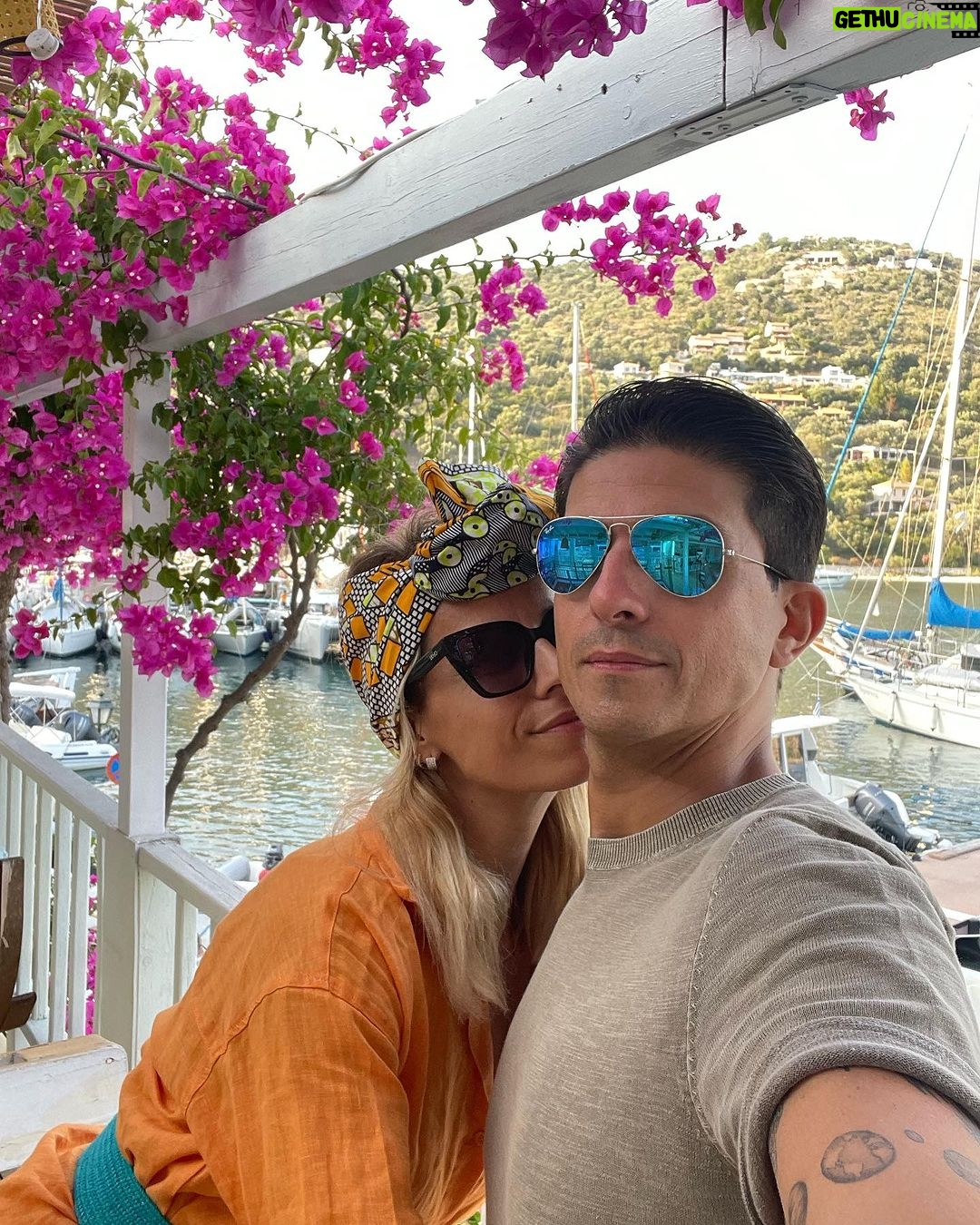 Giulia Mizzoni Instagram - 10 foto non bastano per dire tutto di te e cosa sei per noi. Ho scelto le mie preferite tra quelle scattate solo nell’ultimo anno. Per dirti, anche da lontano, buon compleanno amore. Sei un 39enne molto figo devo dire 🤪, ma soprattutto un marito e un papà che ci fa sentire speciali ogni giorno. Un privilegio averti nella mia vita. Ti amo @francescod.stefano ♥️ #buoncompleanno #amore #hb #love #family #39 #25oct Porte de Versailles