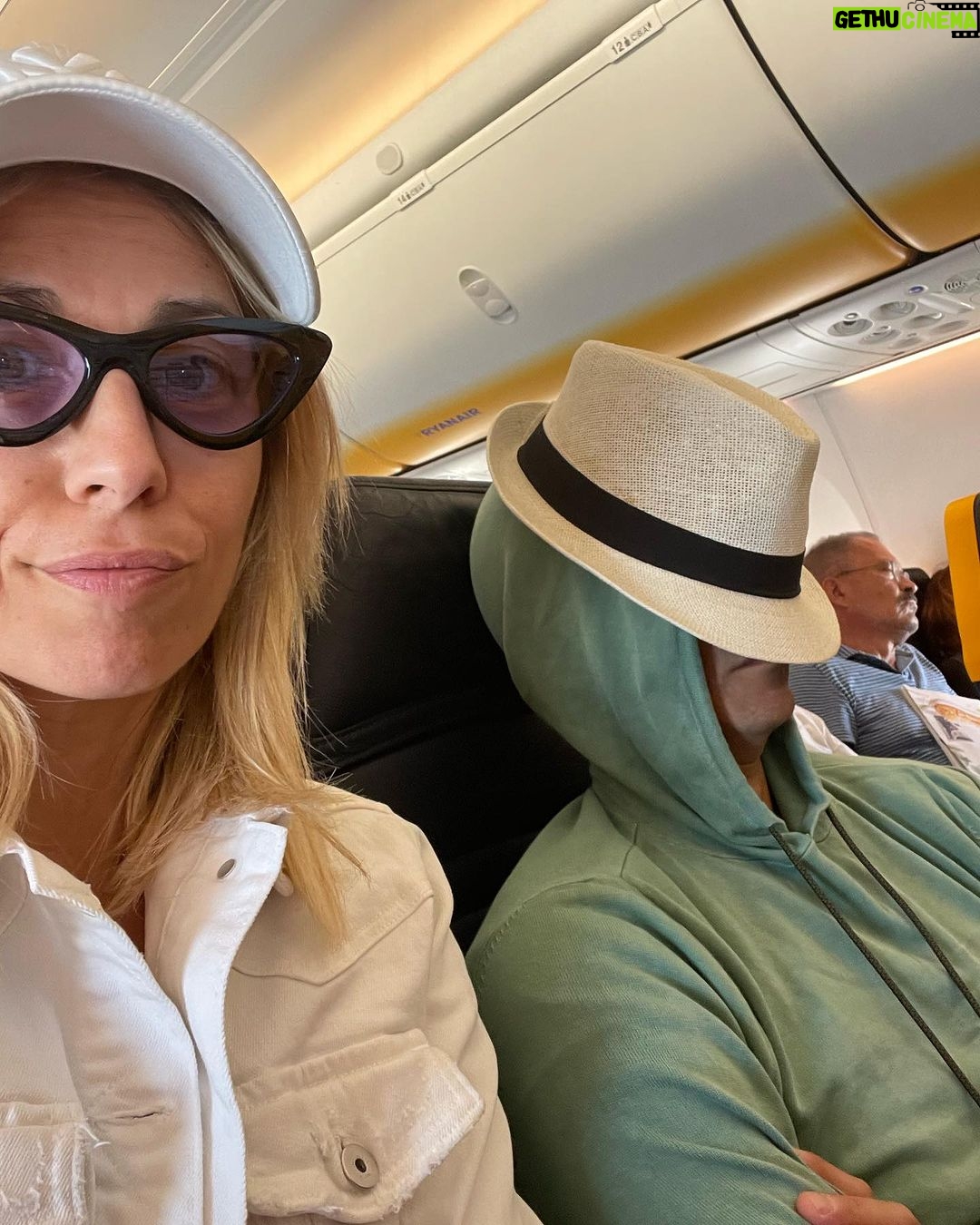 Giulia Mizzoni Instagram - 10 foto non bastano per dire tutto di te e cosa sei per noi. Ho scelto le mie preferite tra quelle scattate solo nell’ultimo anno. Per dirti, anche da lontano, buon compleanno amore. Sei un 39enne molto figo devo dire 🤪, ma soprattutto un marito e un papà che ci fa sentire speciali ogni giorno. Un privilegio averti nella mia vita. Ti amo @francescod.stefano ♥️ #buoncompleanno #amore #hb #love #family #39 #25oct Porte de Versailles