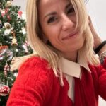 Giulia Mizzoni Instagram - Time-lapse del nostro pomeriggio in famiglia a fare l'albero di Natale🎄 #christmastree #christmasdecor #alberodinatale #addobbidinatale❤️⛄️🎄 #addobbinatalizi #addobbinataliziovunque