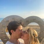 Giulia Mizzoni Instagram - 10 foto non bastano per dire tutto di te e cosa sei per noi. Ho scelto le mie preferite tra quelle scattate solo nell’ultimo anno. Per dirti, anche da lontano, buon compleanno amore. Sei un 39enne molto figo devo dire 🤪, ma soprattutto un marito e un papà che ci fa sentire speciali ogni giorno. Un privilegio averti nella mia vita. Ti amo @francescod.stefano ♥️ #buoncompleanno #amore #hb #love #family #39 #25oct Porte de Versailles